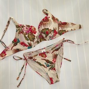 Gorgeous Gossard bikini ready for the beach! Top is a 32E and small bottoms.